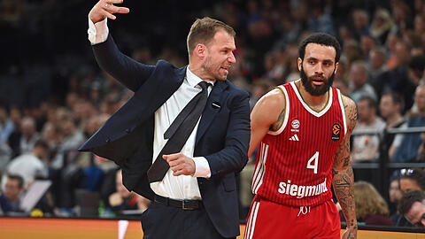 Bayerns Trainer Anton Gavel gibt an der Seitenlinie energische Anweisungen &ndash; in Istanbul wartet auf ihn und sein Team mit Anadolu Efes und Erfolgscoach Pablo Laso eine Schl&uuml;sselwoche in Euroleague und Pokal.