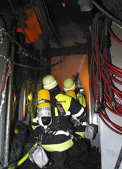 Ein Waggon steht auf dem DB-Betriebswerk in Flammen. Die Bilder vom Einsatz