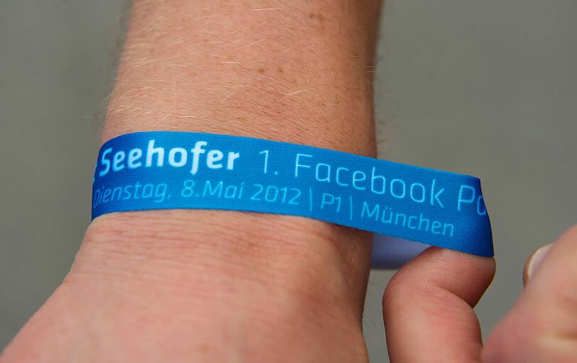 Seehofers Facebook-Party kann man getrost als gefloppt bezeichnen. Statt 2500 geladenen Gästen erschienen gerade mal 500. Böse Zungen behaupten, davon waren 150 Journalisten dabei. Die Bilder vom Event im Münchner P1