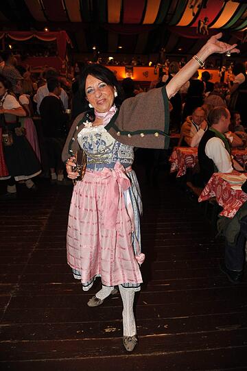 Und die Hände zum Himmel: Regine Sixt in Wiesn-Stimmung.
