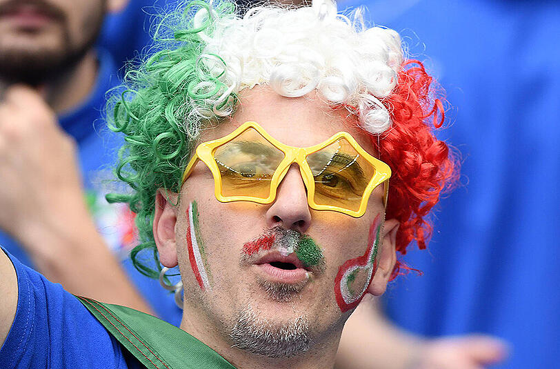 Südländisches Flair in Saint-Denis: Klicken Sie sich durch die Bilder der italienischen und spanischen Anhänger auf der Tribüne.