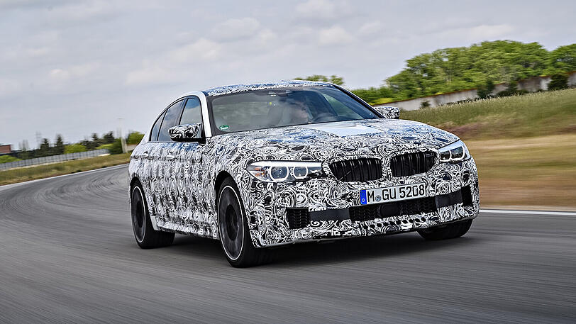 Noch fährt der neue M5, den BMW für 2017 angekündigt hat, im Tarnkleid vor. Dass er ein Kraftprotz ist, sieht man ihm trotzdem an.