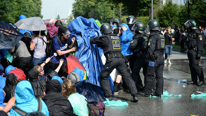 Die Polizei räumt am Freitagvormittag eine Sitzblockade von Demonstranten im Hamburger Schanzenviertel, unter anderem sind auch Wasserwerfer im Einsatz.