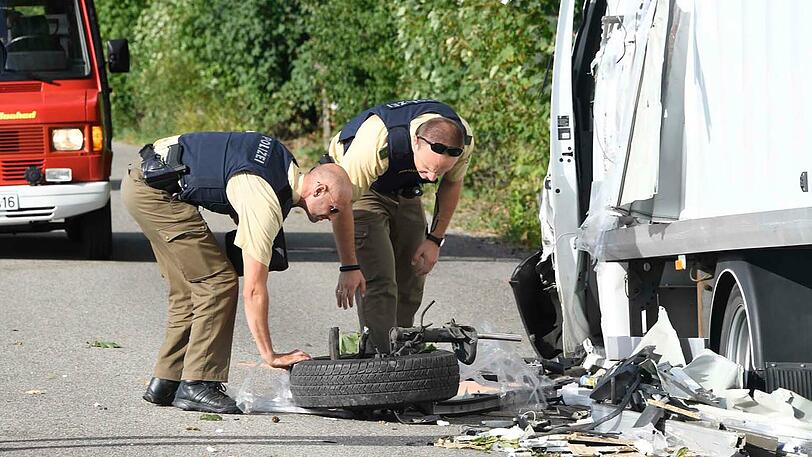 Beide Fahrzeuge sind vollkommen zerstört. Die Bilder vom Unfallort in Baiernrain.