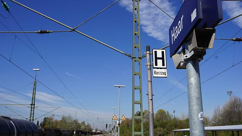 Tödlicher Unfall: Ein 17-Jähriger ist bei München auf einen Güterwaggon geklettert. Er erlitt einen Stromschlag.