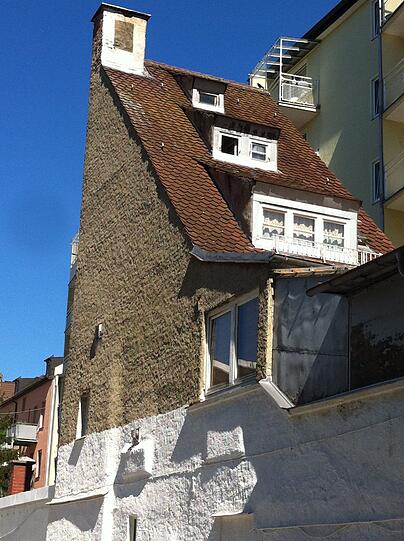 Sogar im obersten Stockwerk ist noch ein Fenster - obwohl es dort ziemlich eng sein dürfte.