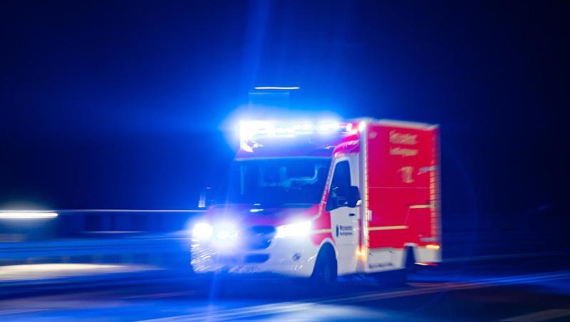 Ein Rettungswagen der Feuerwehr fährt mit Blaulicht durch eine Straße. Foto: Marcel Kusch/dpa/illustration Ein Rettungswagen der Feuerwehr fährt mit Blaulicht durch eine Straße. Foto: Marcel Kusch/dpa/illustration