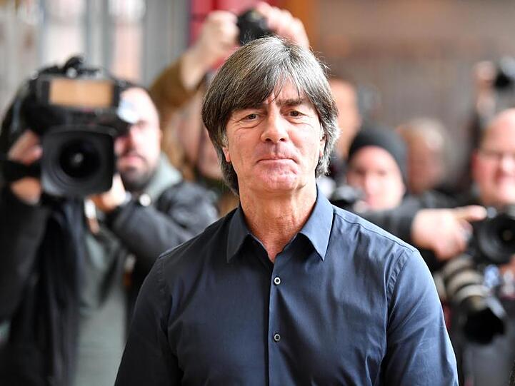 Bundestrainer Joachim Löw kommt zu einer Pressekonferenz in der DFB-Zentrale. Foto: Boris Roessler/Archiv