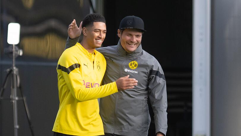 Borussia Dortmunds Trainer Edin Terzic (r) spricht mit Jude Bellingham.
