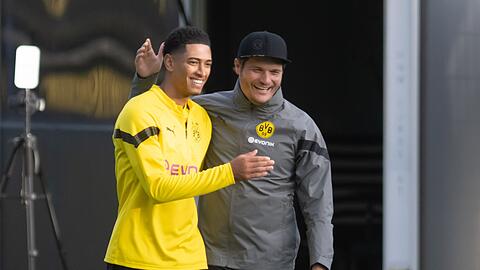 Borussia Dortmunds Trainer Edin Terzic (r) spricht mit Jude Bellingham.