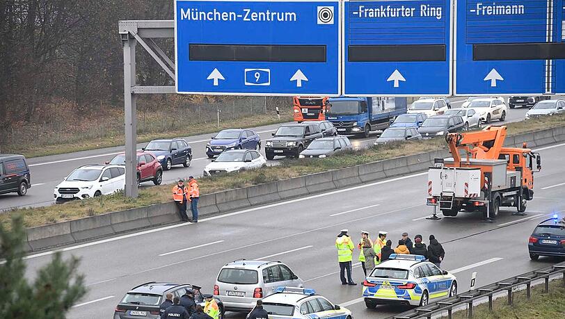 Bereits am Montag blockierten Aktivisten der "Letzten Generation" die A9 bei München.