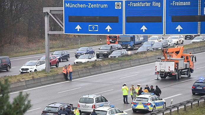 Bereits am Montag blockierten Aktivisten der "Letzten Generation" die A9 bei München.
