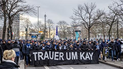 Die Fans von Hertha BSC beim Trauermarsch für den gestorbenen Hertha-Präsidenten Kay Bernstein.