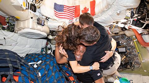 In der Nacht zum Samstag (MESZ) sollen die vier Astronauten wieder auf der Erde landen.
