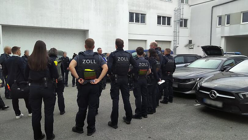 Mittwoch, 6.30 Uhr: Eine kurze Lagebesprechung im Innenhof des Hauptzollamts Landshut bereitet die Beamten auf die bevorstehende Kontrolle vor.