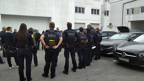 Mittwoch, 6.30 Uhr: Eine kurze Lagebesprechung im Innenhof des Hauptzollamts Landshut bereitet die Beamten auf die bevorstehende Kontrolle vor.