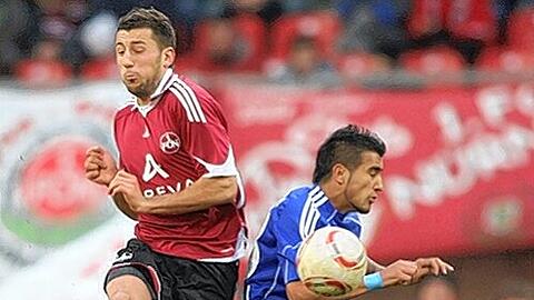 Dominic Maroh (im Duell mit Leverkusens Arturo Vidal) muss als überqualifizierter Notnagel in Stuttgart wohl draußen bleiben.