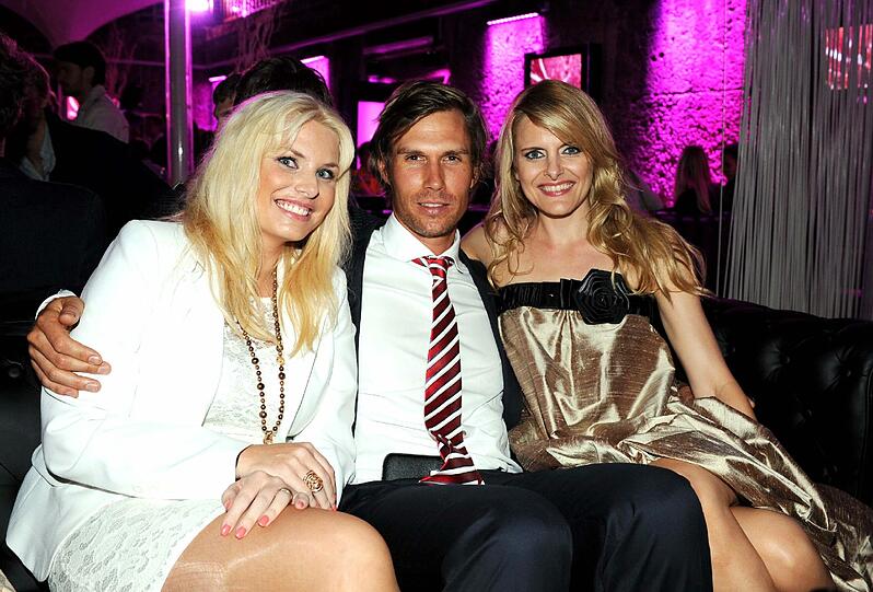 Der Golfer Tino Schuster posiert mit den Schönheiten Alessandra Geissel und Daniela Vukovic für die Fotographen.
