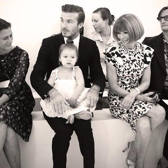 Vater und Tochter: David Beckham mit Harper und Vogue Chefin Anna Wintour (r.) in der Front Row