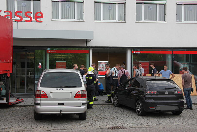 Kurioser Unfall beim Einparken in Waldkraiburg. Die Bilder vom Crash in die Sparkasse.