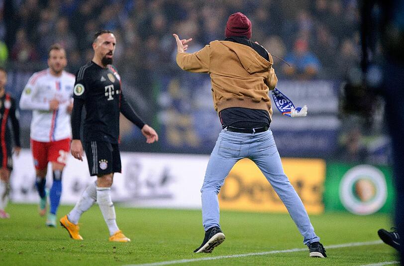 Unschöne Szene kurz vor Spielende: Ein Flitzer schlägt Franck Ribéry mit seinem Schal.