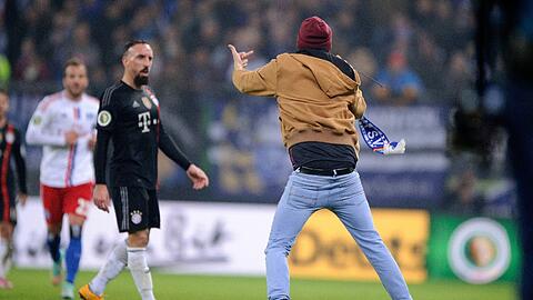 Unschöne Szene kurz vor Spielende: Ein Flitzer schlägt Franck Ribéry mit seinem Schal.