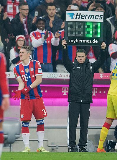 22. November 2014 - Bastian Schweinsteiger wird im Heimspiel gegen Hoffenheim nach langwierigen Knieproblemen eingewechselt. Sein erstes Pflichtspiel seit dem Triumph mit der deutschen Elf im WM-Finale gegen Argentinien