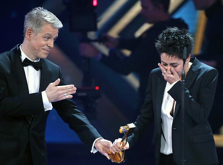 Michael Mittermaier überreicht einer sichtlich gerührten Dunja Hayali die Goldene Kamera.