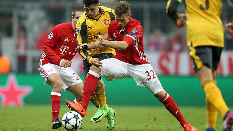 Kurzeinsatz in der Champions League: Joshua Kimmich im Duell mit Arsenal-Star Alexis Sanchez. Hinten Philipp Lahm.