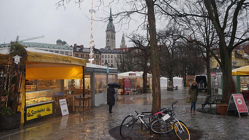 Auch am Viktualienmarkt sorgte Burglind für mauen Betrieb.