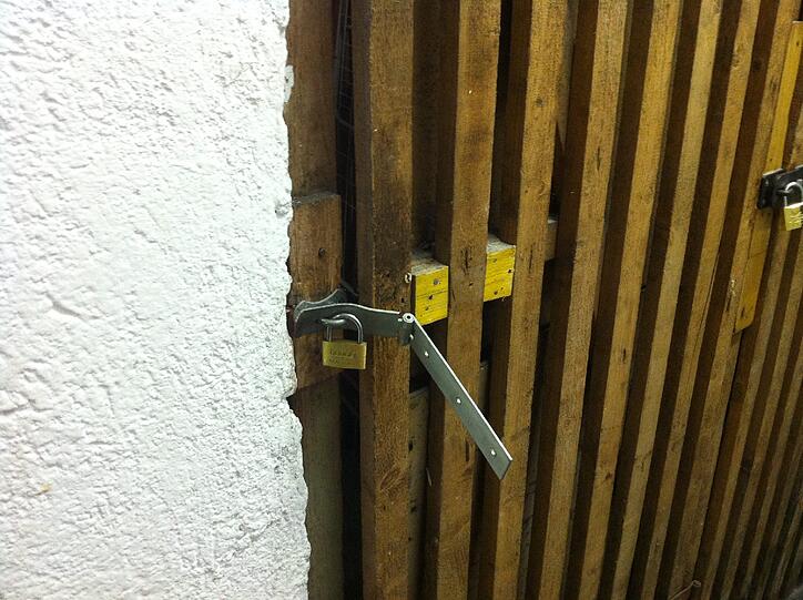 Mit Stemmeisen und einem Schraubenzieher war der Einbrecher hier am Werk - geklaut wurde ein Mountainbike.