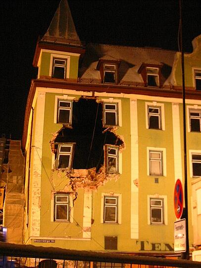 14. Februar 2005: Ein riesiges Loch klaffte in der Fassade des Hauses Donnersbergerstraße 42.