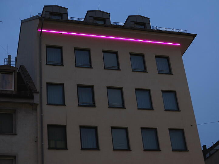Die Barbie-Zentrale? AZ-Leser Djordje Matkovic hat an der Kreuzung Schwanthaler-Schillerstraße mit Hilfe eines AZ-Zeitungskastens diese Fotos gemacht.
