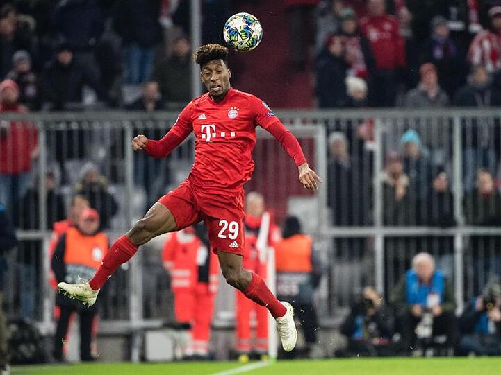 Kingsley Coman vom FC Bayern München spielt den Ball mit dem Kopf. Foto: Matthias Balk/dpa