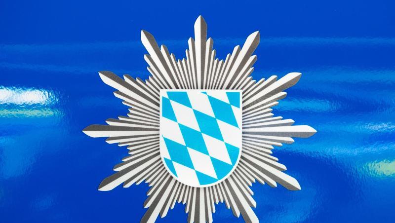Das Wappen der bayerischen Polizei auf einem Dienstfahrzeug. Foto: Matthias Balk/Archivbild Das Wappen der bayerischen Polizei auf einem Dienstfahrzeug. Foto: Matthias Balk/Archivbild