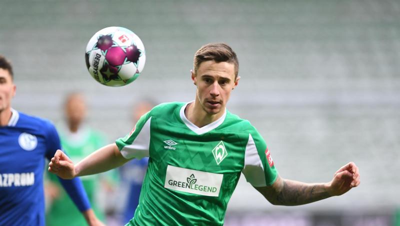Marco Friedl (r) am Ball.
