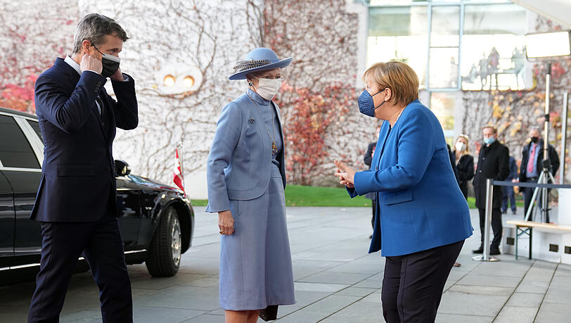 Hoppla, ist die Bundeskanzlerin bei der Begrüßung der dänischen Royals etwa zu weit gegangen? Die Königin verweigert Angela Merkel den "fistbump".