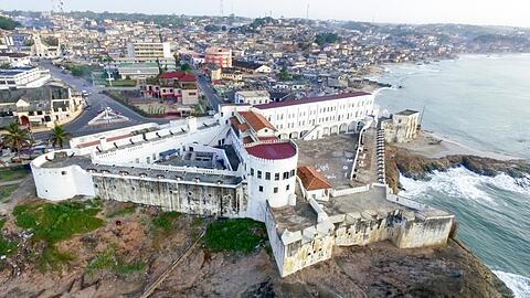Ein altes Sklavenfort an der Goldküste in Ghana.