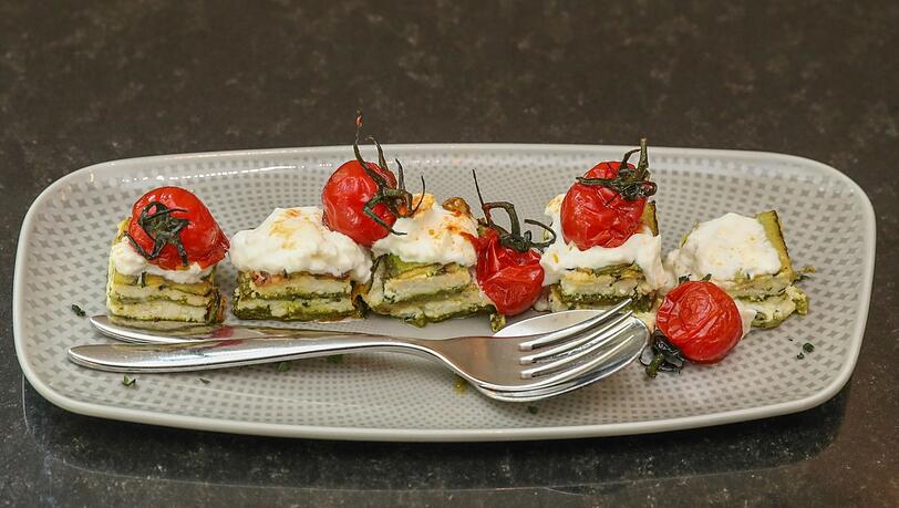Die Tomaten aus der Pfanne kommen direkt auf die Zucchini Parmigiana. Diese sizilianische Vorspeise gibt es für 19 Euro. Die Tomaten aus der Pfanne kommen direkt auf die Zucchini Parmigiana. Diese sizilianische Vorspeise gibt es für 19 Euro.
