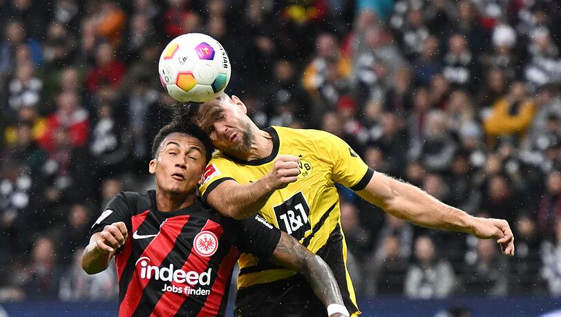 Frankfurts Tuta (l) und Dortmunds Niclas Füllkrug kämpfen um den Ball.