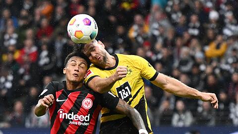 Frankfurts Tuta (l) und Dortmunds Niclas Füllkrug kämpfen um den Ball.