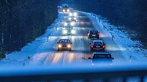 Auf glatten Straßen gerieten zahlreiche Fahrer und Fahrerinnen ins Schleudern.