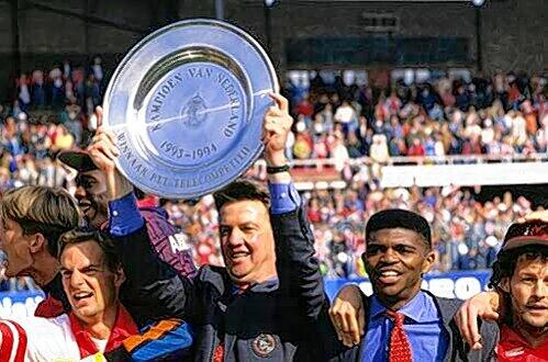 Große Zeiten, große Namen: Louis van Gaal 1994 mit der Meisterschale, zu seiner Linken: Kanu.