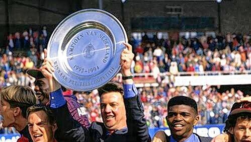 Große Zeiten, große Namen: Louis van Gaal 1994 mit der Meisterschale, zu seiner Linken: Kanu. Große Zeiten, große Namen: Louis van Gaal 1994 mit der Meisterschale, zu seiner Linken: Kanu.