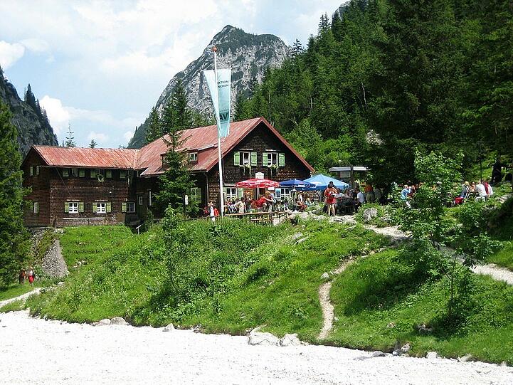 Die Höllentalangerhütte ist ein beliebtes Ziel für Bergfreunde.
