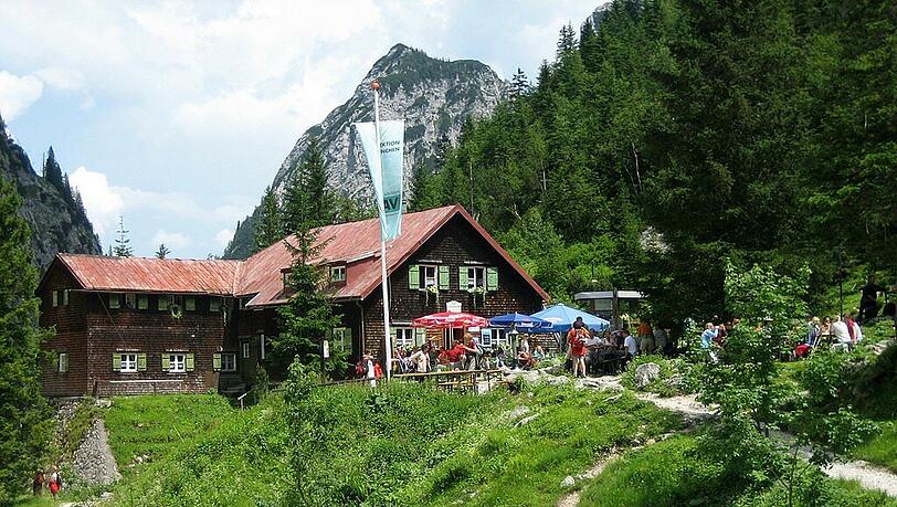 Die Höllentalangerhütte ist ein beliebtes Ziel für Bergfreunde. Die Höllentalangerhütte ist ein beliebtes Ziel für Bergfreunde.