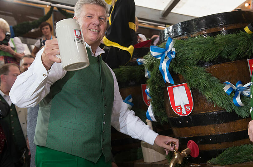 Vier Schläge, dann war "ozapft". Münchens Oberbürgermeister Dieter Reiter beim Wiesn-Anstich im Schottenhamel-Zelt.