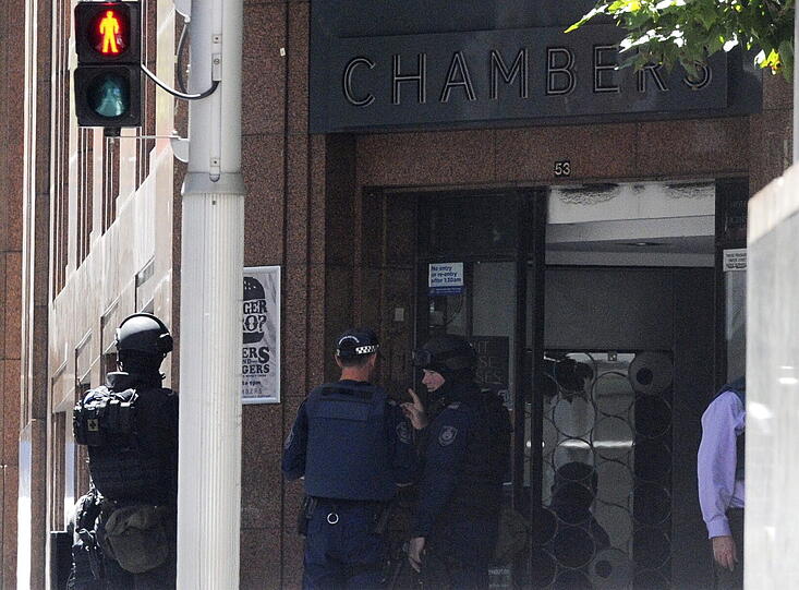 Sydney im Ausnahmezustand: Ein Islamist hat in einem Cafe ca. 30 Menschen als Geisel genommen. Hunderte Polizisten sind im Einsatz.