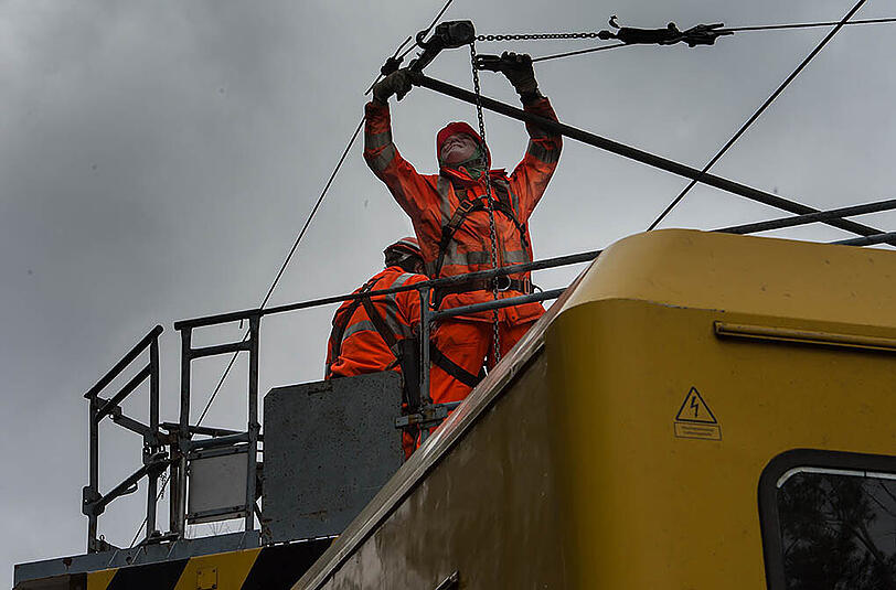 Die Aufräum- und Reparaturarbeiten sind in vollem Gange, wie hier auf der S-Bahnstrecke zwischen Höhenkirchen-Siegertsbrunn und Aying.