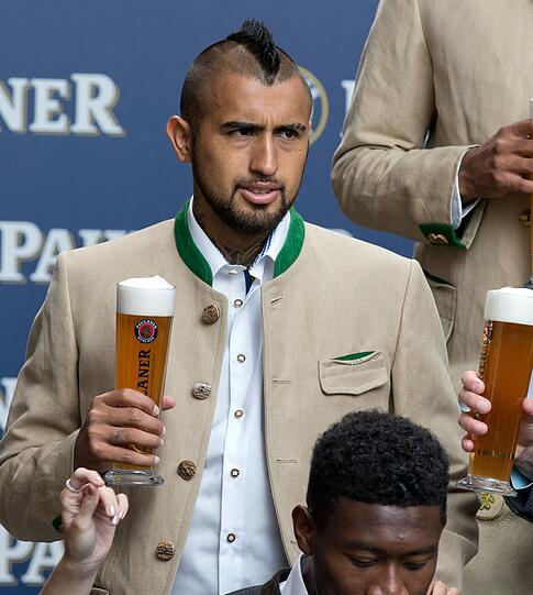 Für den chilenischen Superstar ist es das erste Paulaner Footoshooting beim FC Bayern.